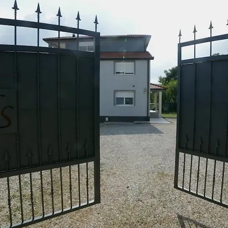 Hs *